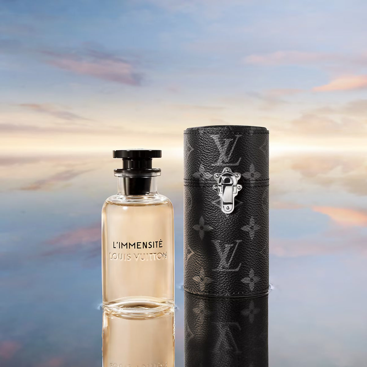 L'Immensité de Louis Vuitton con estuche de viaje frente al cielo
