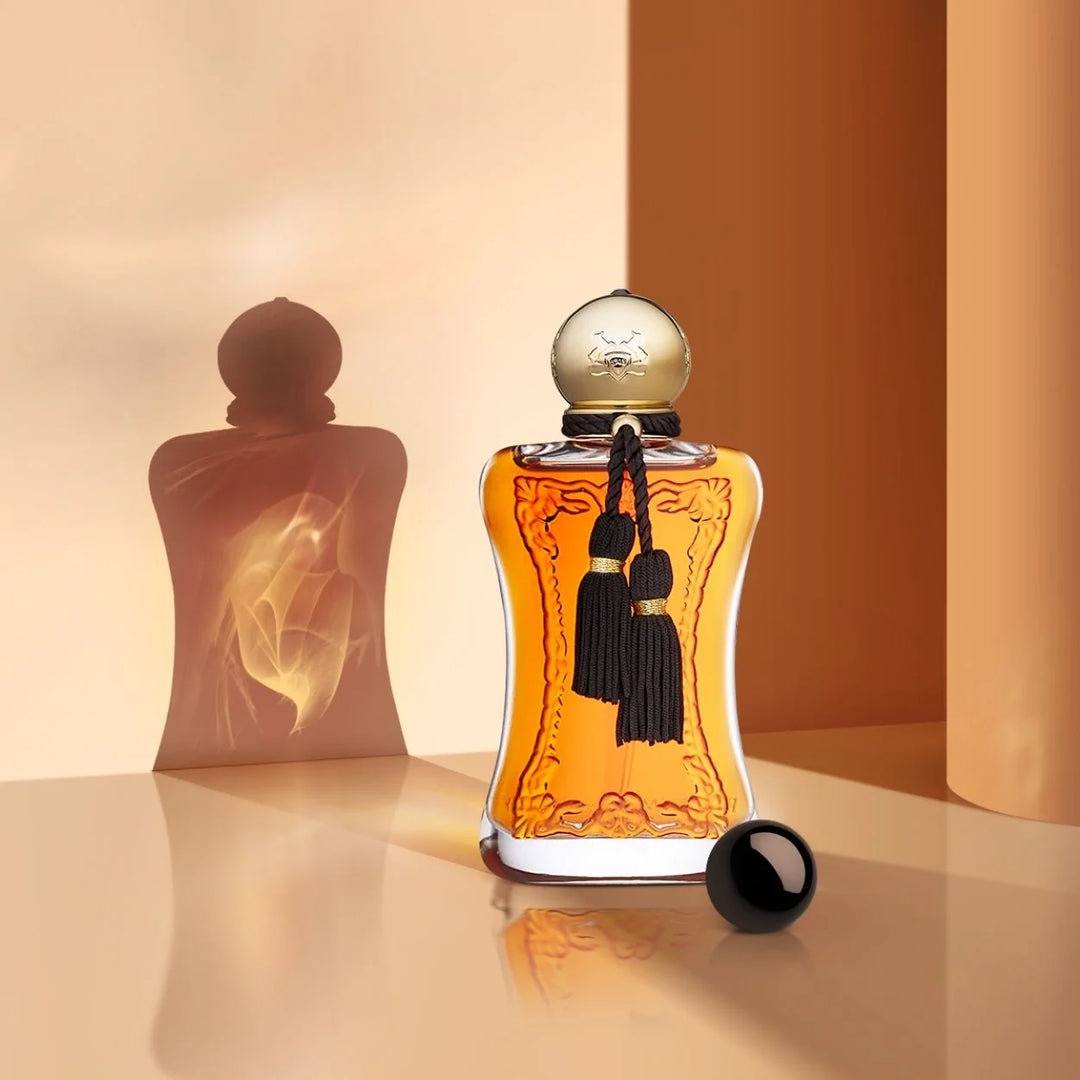 Safanad de Parfums de Marly sobre un fondo color ámbar