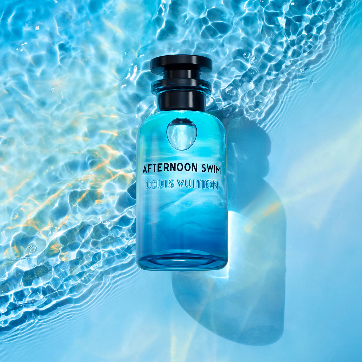 Afternoon Swim de Louis Vuitton sobre agua cristalina