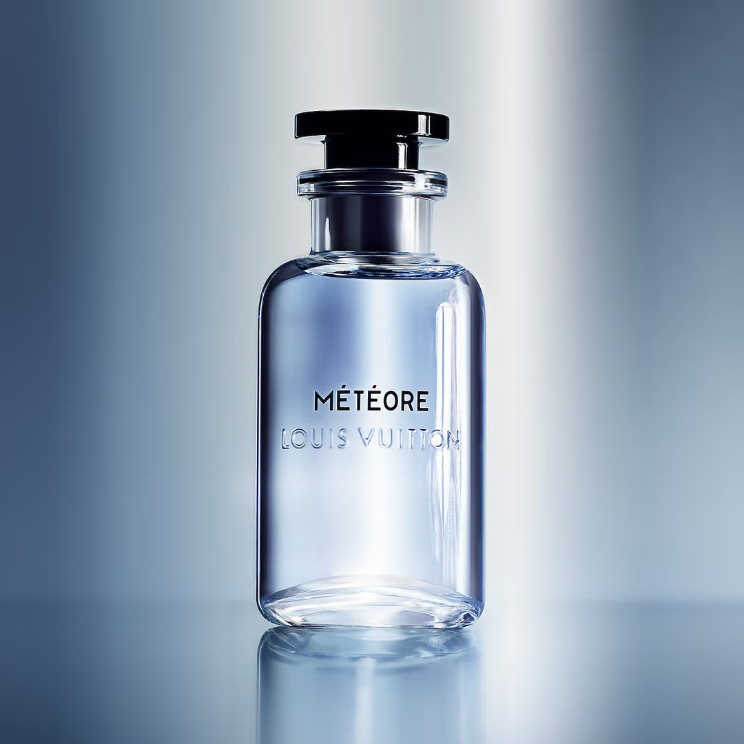 Météore de Louis Vuitton sobre un fondo azul plateado
