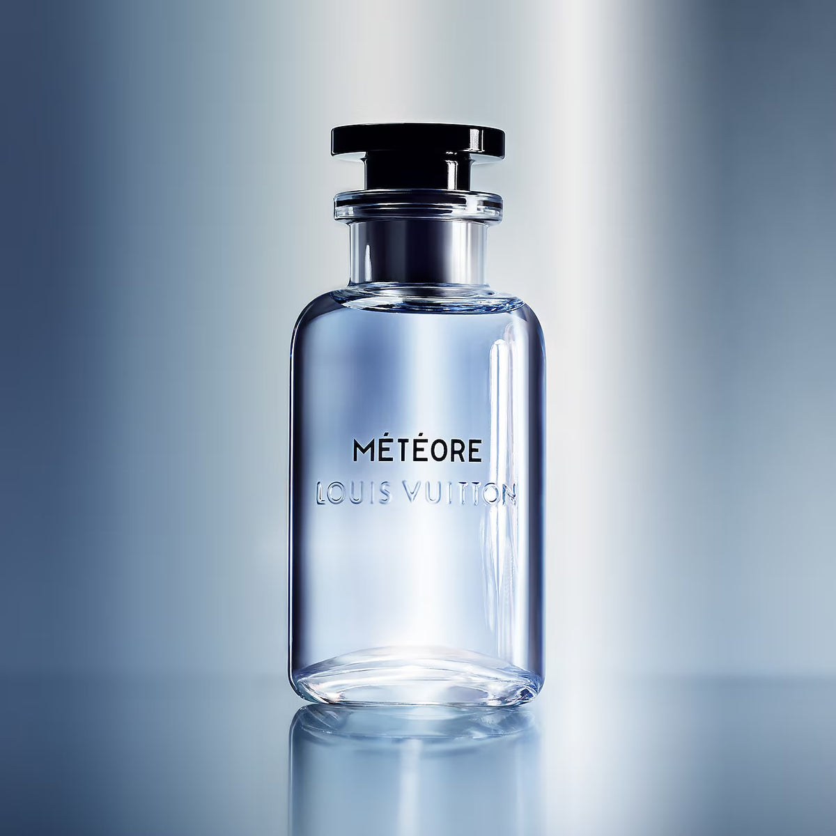 Météore de Louis Vuitton sobre un fondo azul plateado
