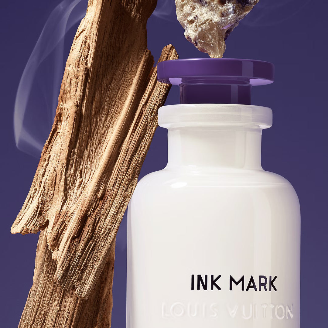 Detalle del frasco de Ink Mark de Louis Vuitton con madera e incienso