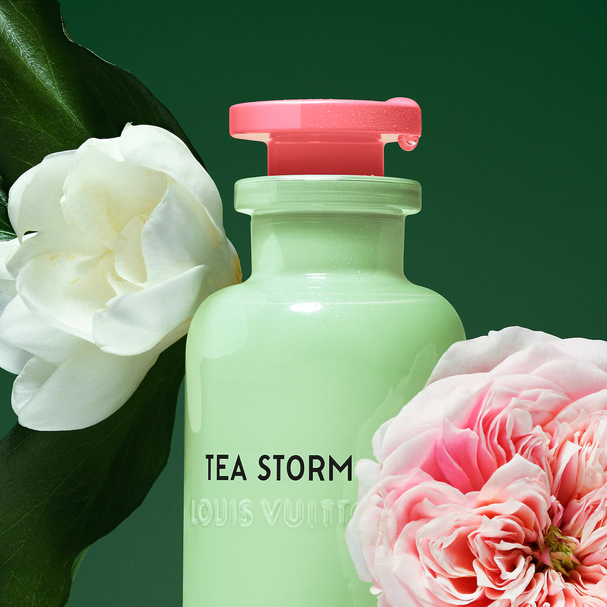 Detalle del frasco de Tea Storm de Louis Vuitton con magnolia y rosa