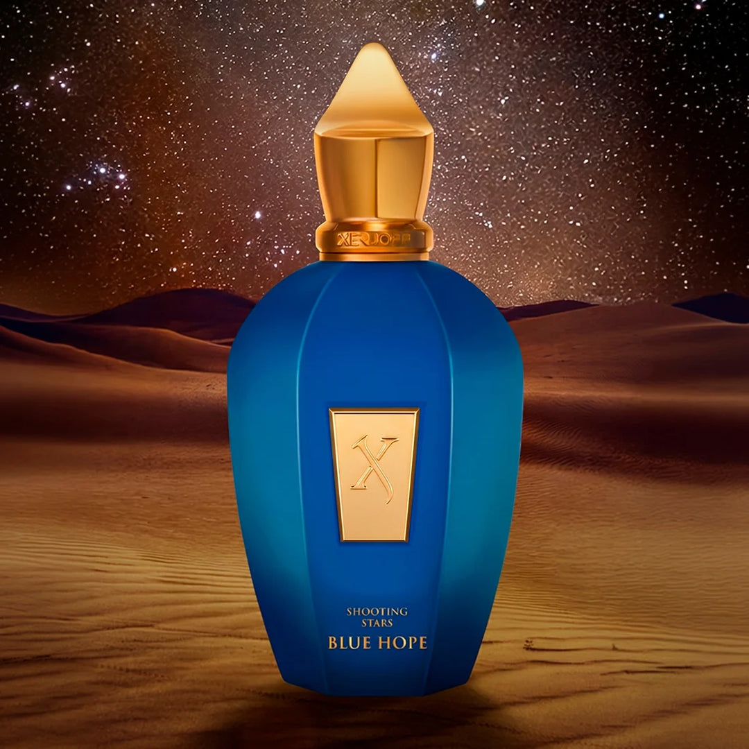 Blue Hope de Xerjoff en el desierto bajo un cielo estrellado