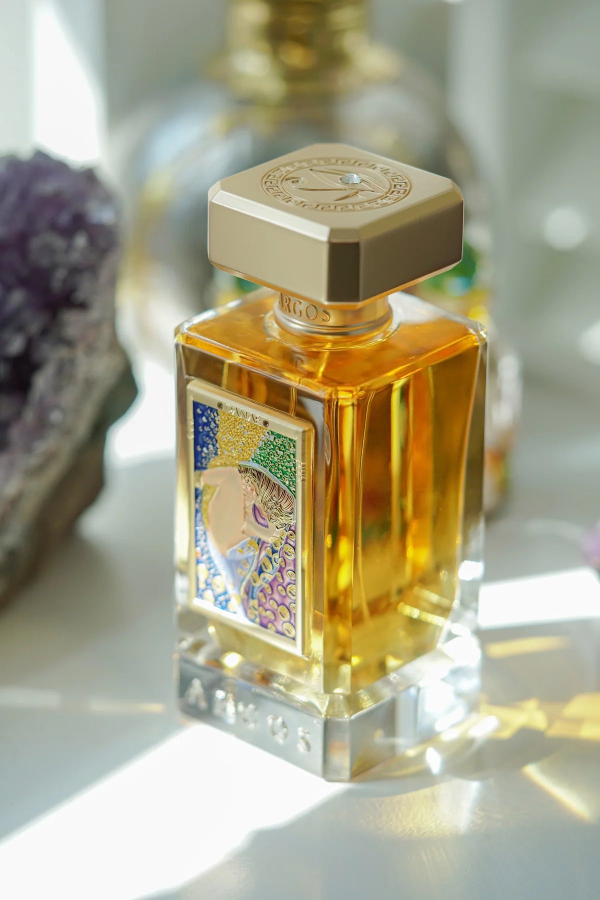 Danaë de Argos junto a un cristal de amatista
