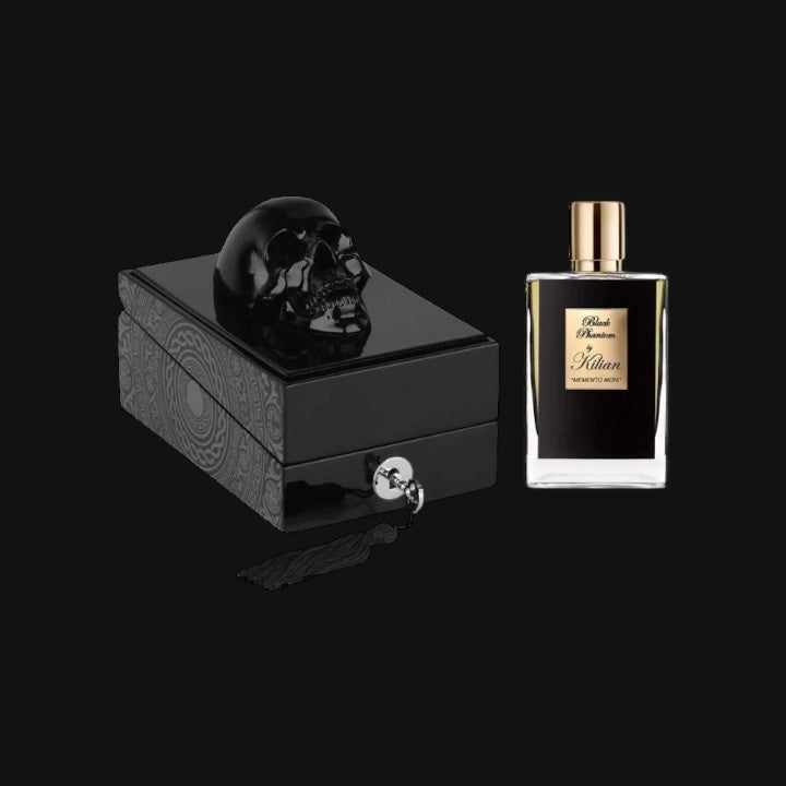 Black Phantom Memento Mori de Kilian Paris con su cofre de calavera