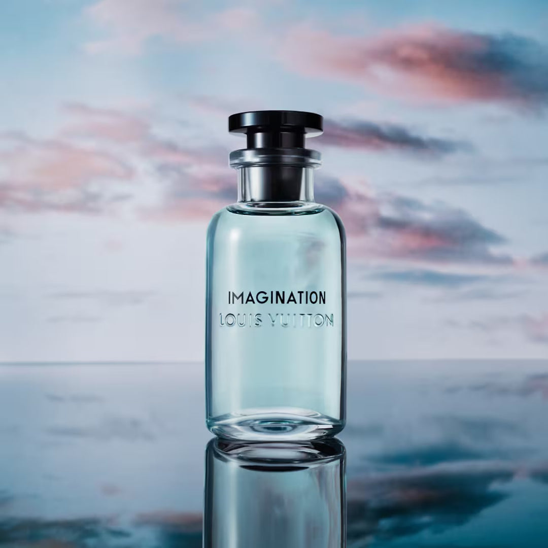 Imagination de Louis Vuitton sobre agua frente a un cielo con nubes
