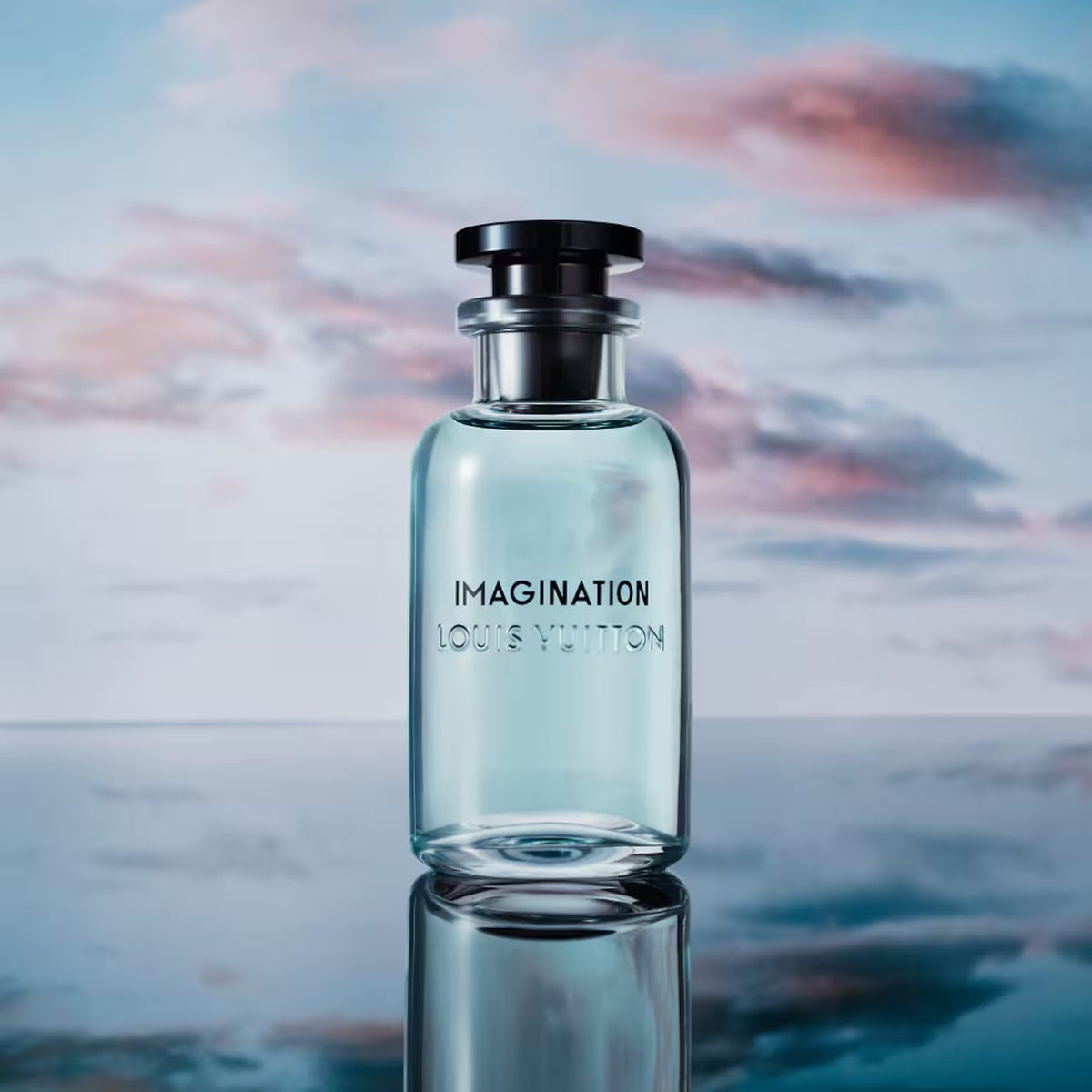 Imagination de Louis Vuitton sobre agua frente a un cielo con nubes