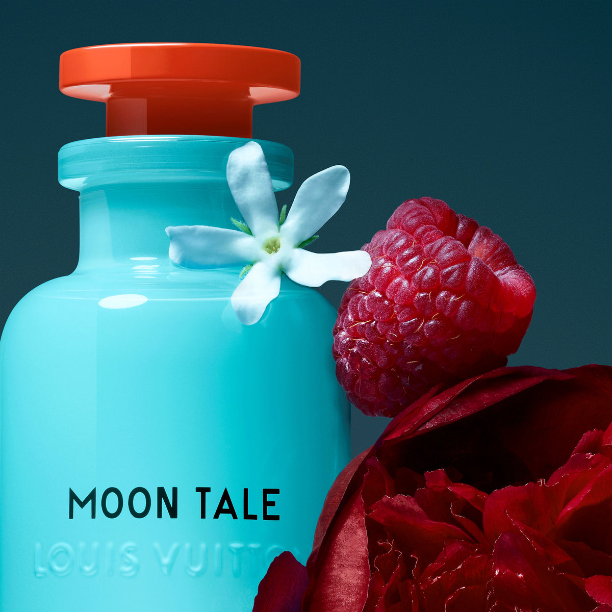 Detalle del frasco de Moon Tale de Louis Vuitton con frambuesa y flores