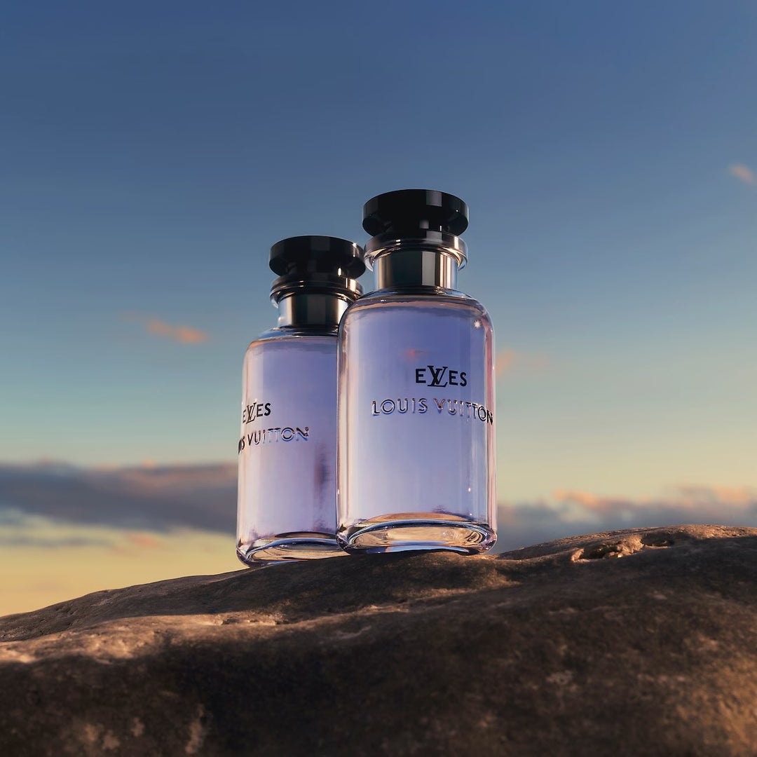 Dos frascos de eLVes de Louis Vuitton sobre una roca al atardecer