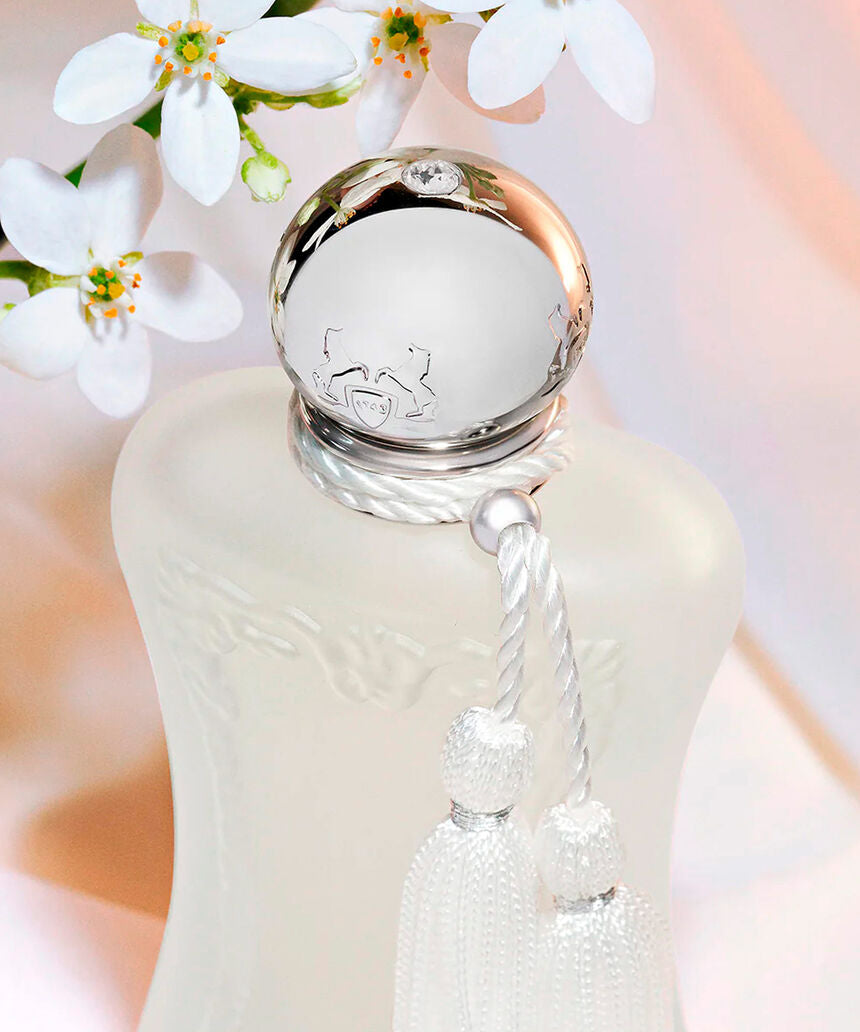 Detalle del frasco de Valaya de Parfums de Marly entre flores blancas