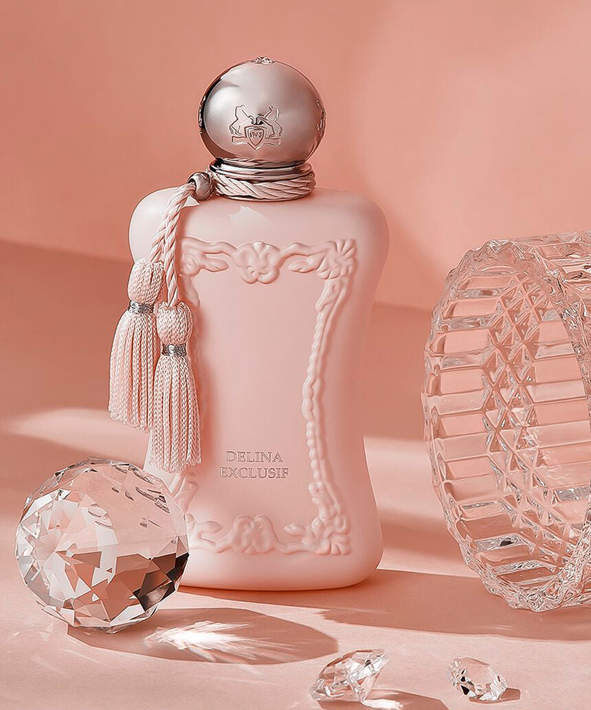 Delina Exclusif de Parfums de Marly sobre un fondo rosa con cristal