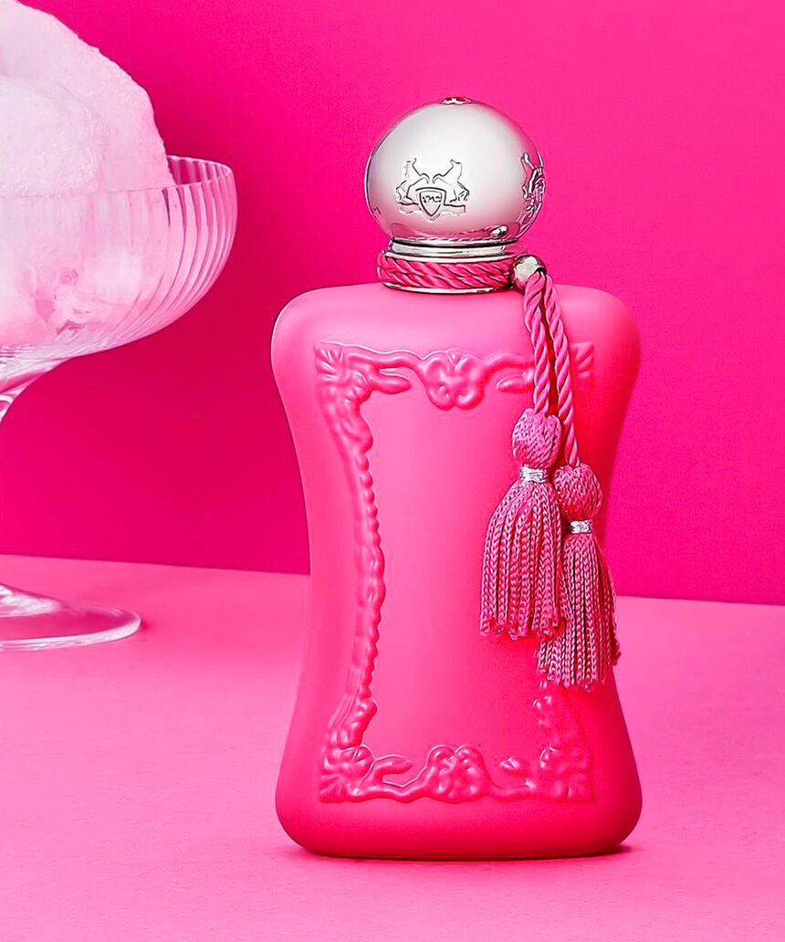 Oriana de Parfums de Marly sobre un fondo rosa