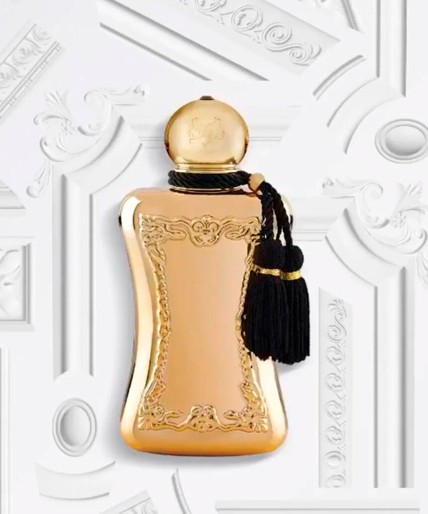 Darcy de Parfums de Marly sobre un fondo blanco ornamentado