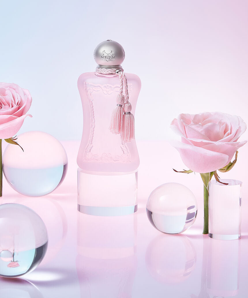 Delina La Rosée de Parfums de Marly con rosas y esferas de cristal