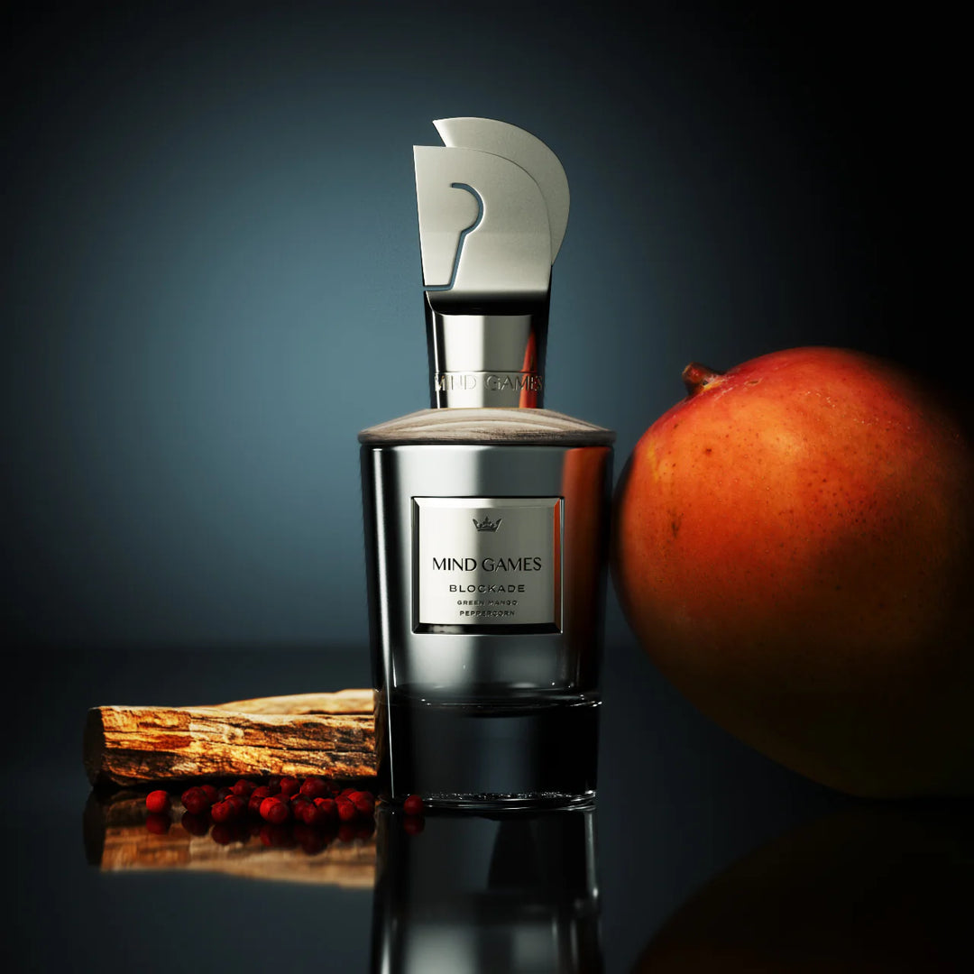 Blockade de Mind Games junto a un mango, madera y pimienta rosa