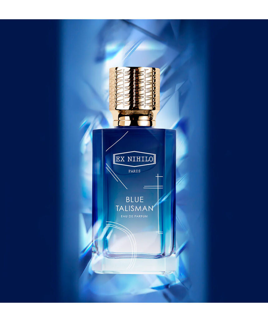 Blue Talisman de Ex Nihilo sobre un fondo azul