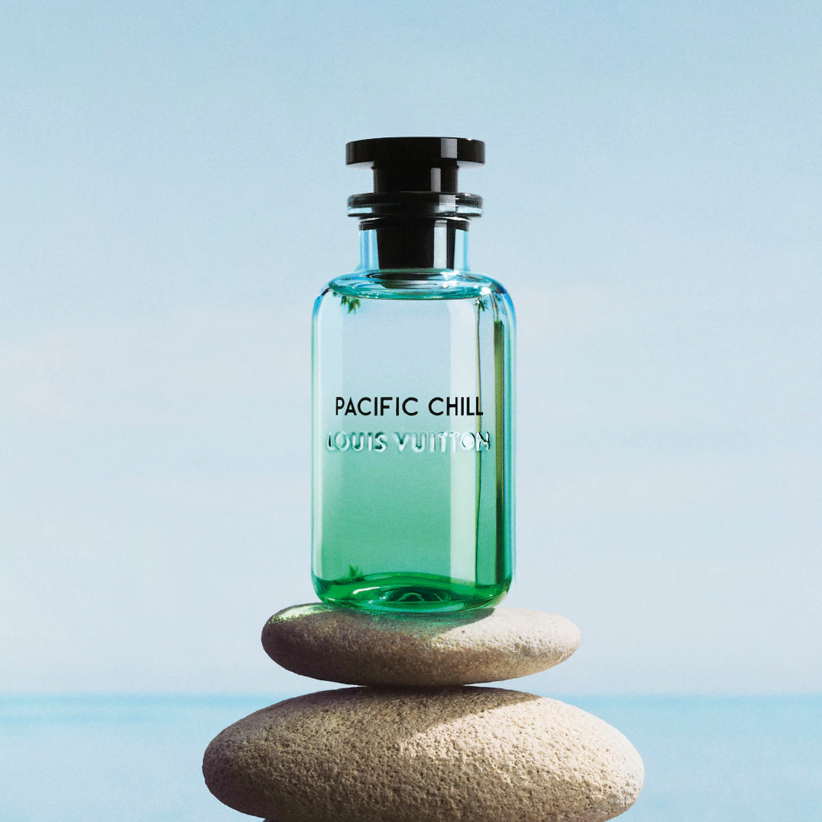 Pacific Chill de Louis Vuitton sobre piedras frente al mar